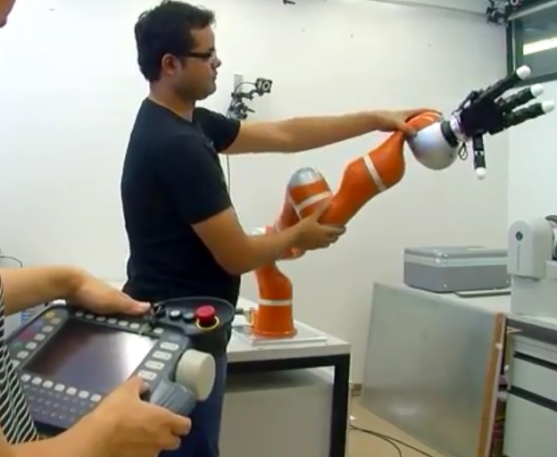 روبات بازو فوق العاده سریع که در هوا اجسام را می گیرد