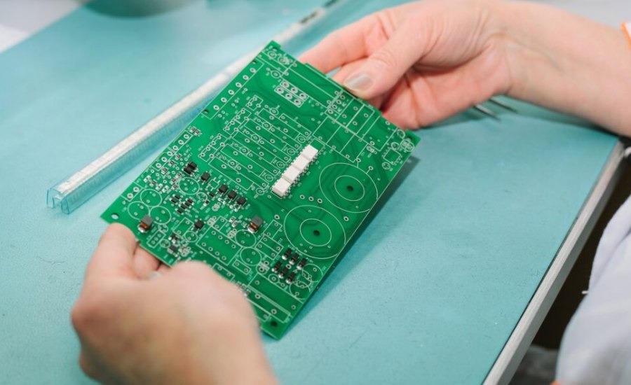 جداسازی خازن و قطعات سوخته از روی برد