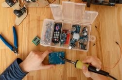 مراحل تعمیر برد الکترونیکی از صفر تا صد به زبان ساده